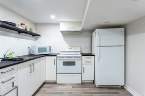 Fridge, microwave, oven, stovetop - Brand New Apartment|East Galt|5mins>Downtown|Wi-fi (Cambridge)
