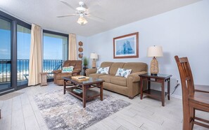 Condo, 2 habitaciones | Área de sala de estar