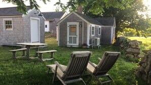 Outdoor dining - Charming cottage on goat farm in picturesque Westport (Westport)