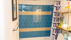 Departamento, 2 habitaciones | Baño | Toallas y shampoo