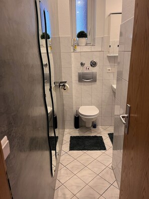 Shower, hair dryer, towels, soap - 300 MBit WLAN | directly at Marienplatz | first floor | subway (Stuttgart)