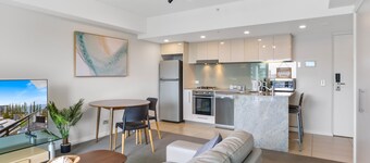 Feel The Sea Breeze: 1-bed With Pool, Gym & Views