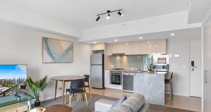 Feel The Sea Breeze: 1-bed With Pool, Gym & Views