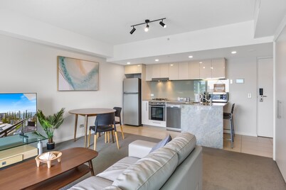 Feel The Sea Breeze: 1-bed With Pool, Gym & Views