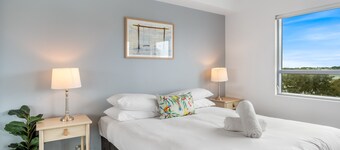 Feel The Sea Breeze: 1-bed With Pool, Gym & Views