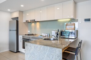 Căn hộ | Bếp riêng | Dụng cụ nấu nướng/bát dĩa/dao nĩa 