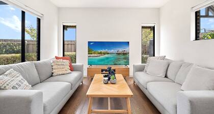 Bright 2-bed Glenroy Home With Courtyard