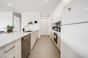 Appartement | Badkamer | Een haardroger, handdoeken, zeep, shampoo