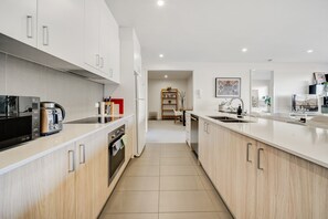 Apartment | Bathroom - Mountain View City Center Apartment With BBQ (Canberra)
