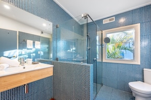 Bathroom - Delightful 4-bed Home Near Centennial Park (Sydney)