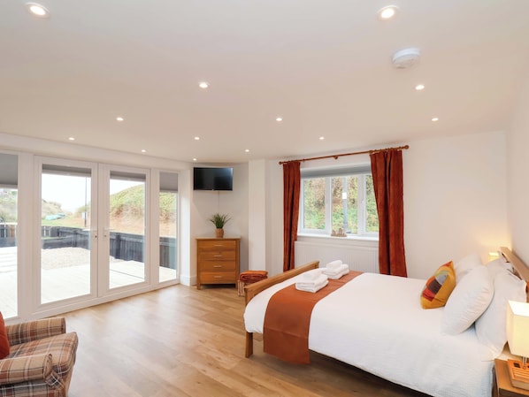 3 bedrooms, individually decorated, individually furnished