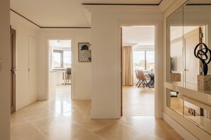 Căn hộ Deluxe, 2 phòng ngủ, bếp | Khu phòng khách | Smart TV 43-inch có truyền hình kỹ thuật số 