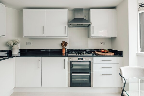 ثلاجة، ميكروويف، فرن، موقد طهي مسطح