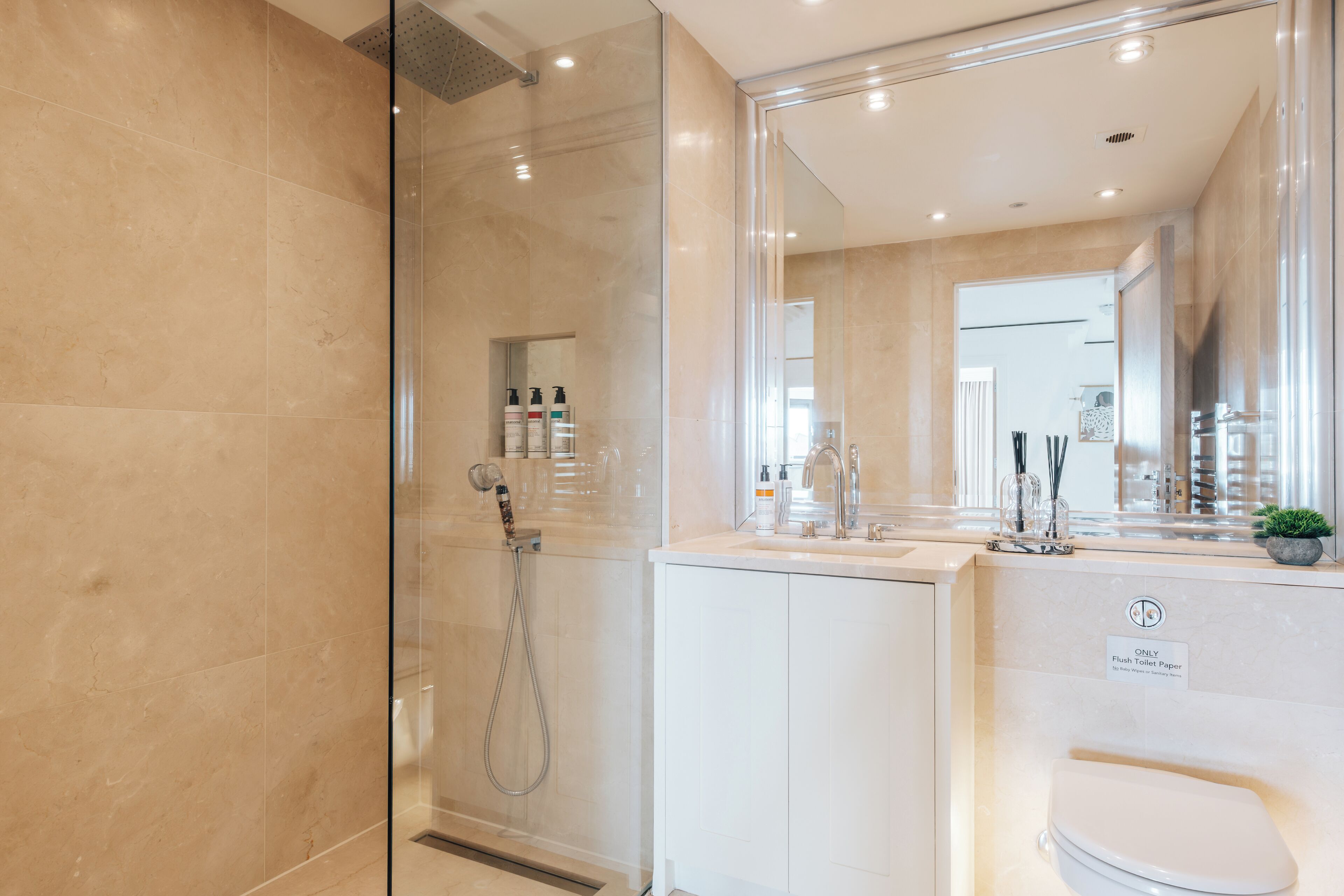 Departamento Deluxe, 2 habitaciones, cocina | Baño | Secadora de cabello, toallas, jabón, shampoo 
