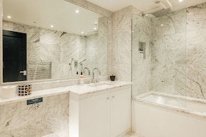 Apartamento Deluxe, 1 habitación, cocina | Baño | Secador de pelo, toallas, jabón y champú
