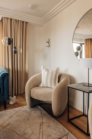 Deluxe apartman, 2 hálószobával, konyha | Nappalirész | Okostévé