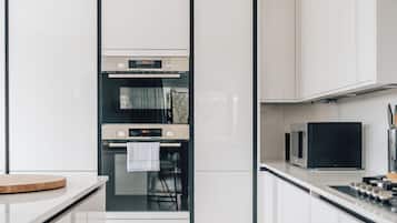 Departamento Deluxe, 1 habitación, cocina | Cocina privada | Refrigerador, microondas, horno y parrilla de estufa