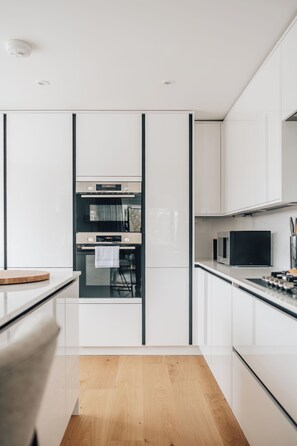 Deluxe Apartment, 1 Bedroom, Kitchen | Private kitchen | Fridge, microwave, oven, stovetop - The Eccleston by Nestor (London)