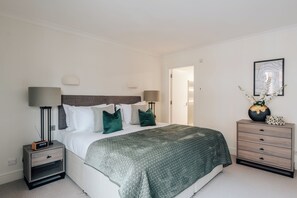 Căn hộ Deluxe, 2 phòng ngủ, bếp | Bàn, khu vực làm việc phù hợp cho laptop, bàn ủi/dụng cụ ủi quần áo 