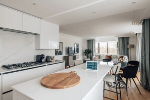 Apartamento Deluxe, 1 habitación, cocina | Cocina privada | Frigorífico, microondas, horno y placa de cocina