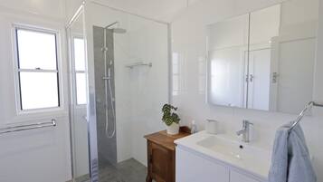 Apartment | Bathroom | Towels, toilet paper