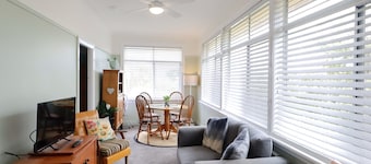 Cosy Sun-filled Cottage