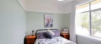 Cosy Sun-filled Cottage