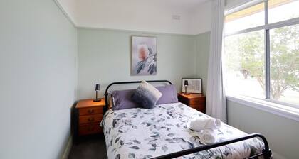 Cosy Sun-filled Cottage