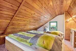 1 bedroom, bed sheets - Cozy Kirschallee Cottage with Mountain View, Private Terrace & Shared Garden (Hohnstein)