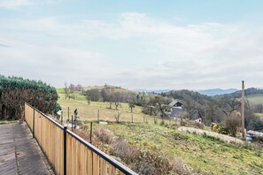 Property grounds - Cozy Kirschallee Cottage with Mountain View, Private Terrace & Shared Garden (Hohnstein)