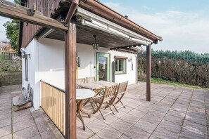 Outdoor dining - Cozy Kirschallee Cottage with Mountain View, Private Terrace & Shared Garden (Hohnstein)