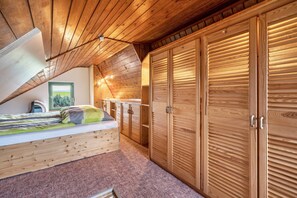 1 bedroom, bed sheets - Cozy Kirschallee Cottage with Mountain View, Private Terrace & Shared Garden (Hohnstein)