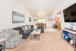 Televisión, futbolito y oficina