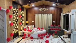 Quarto com cama, sofá e janela.