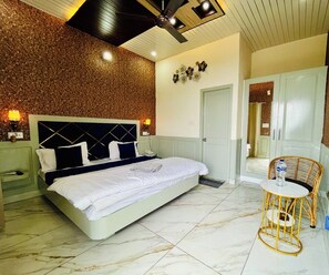 Deluxe Double Room, Balcony, Mountain View | Meja, kalis bunyi, Wi-fi percuma 