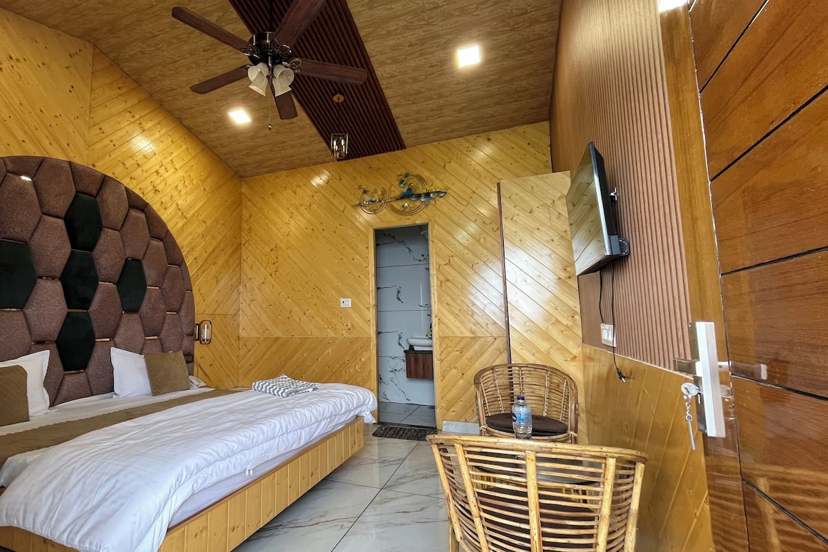 Deluxe Double Room, Balcony, Mountain View | Desk, free WiFi