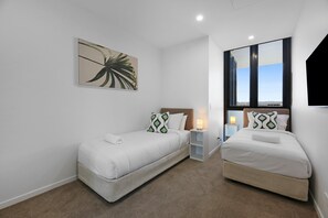 Apartment | 2 bedrooms, iron/ironing board, bed sheets - Surfers Paradise 2-bed Flat With Luxury Amenities (Gold Coast)