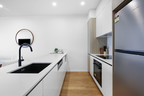 Apartment | Private kitchen - Surfers Paradise 2-bed Flat With Luxury Amenities (Gold Coast)