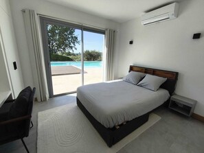 4 Schlafzimmer, Schreibtisch, Bügeleisen/Bügelbrett, Reisekinderbett