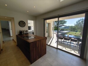 Interior - Contemporary 170 m² villa with swimming pool and garage on 2500 m² of wooded grounds. (Châteauneuf-Grasse)