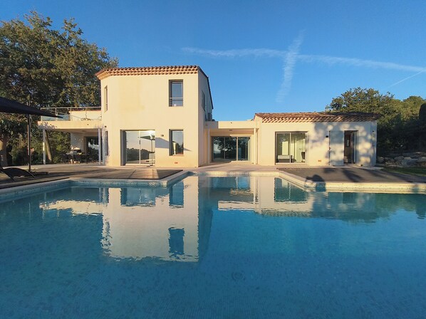 Outdoor pool - Contemporary 170 m² villa with swimming pool and garage on 2500 m² of wooded grounds. (Châteauneuf-Grasse)