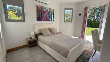 4 chambres, bureau, fer et planche à repasser, lit parapluie