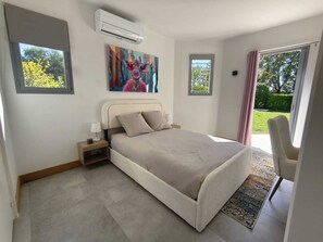 4 bedrooms, desk, iron/ironing board, travel crib - Contemporary 170 m² villa with swimming pool and garage on 2500 m² of wooded grounds. (Châteauneuf-Grasse)