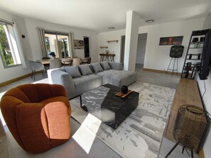 Télévision, cheminée, imprimantes