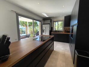 Fridge, microwave, oven, stovetop - Contemporary 170 m² villa with swimming pool and garage on 2500 m² of wooded grounds. (Châteauneuf-Grasse)