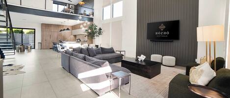 TV, peis, stereoanlegg og kontorer