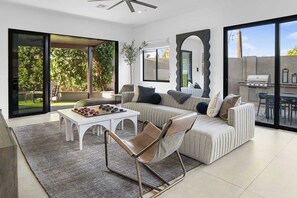 Télévision, cheminée, chaîne hi-fi, espaces bureaux