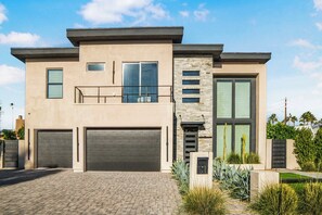 Exterior - Old Town Modern | Lanai, Theatre, BBQ & More (Scottsdale)