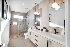 Douche, sèche-cheveux, serviettes fournies