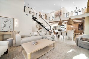 Televisión, chimenea, estéreo y oficina 